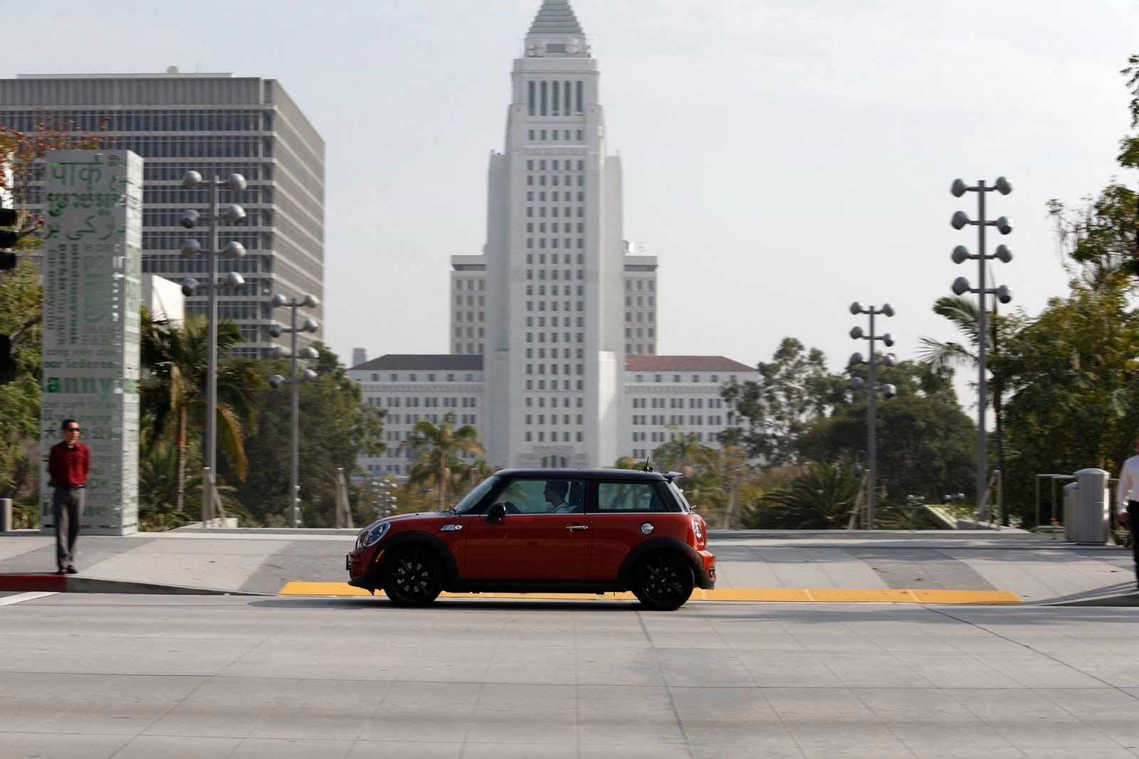 Galeria Mini jako celebracja sprzedaży półmilionowego egzemplarza w USA 90