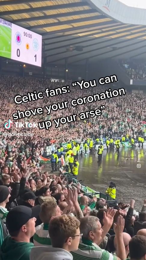 Szkoccy kibice skandują, uderzając w króla Karola