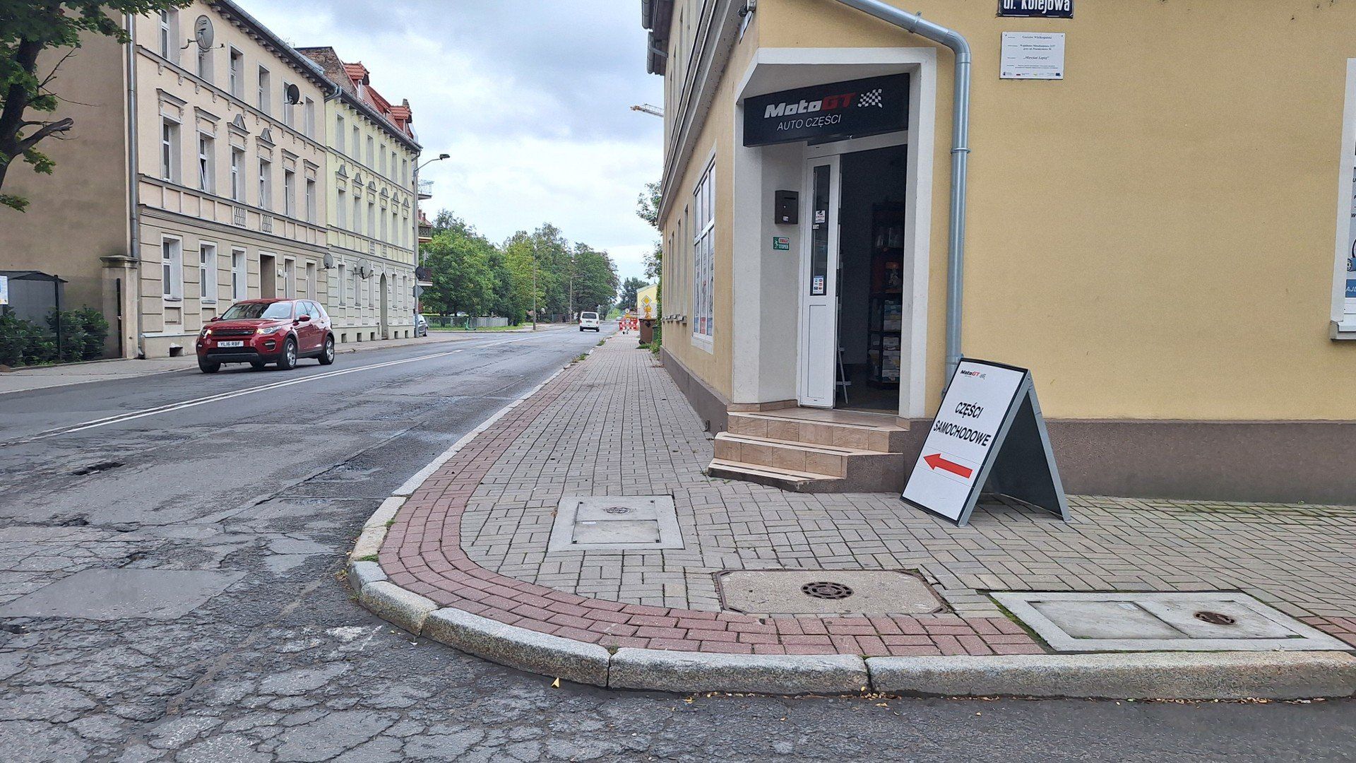 Ulicą Przemysłową autobusy nie jeżdżą już dwadzieścia lat. Od prawie dwóch dekad jest to ulica dwukierunkowa.