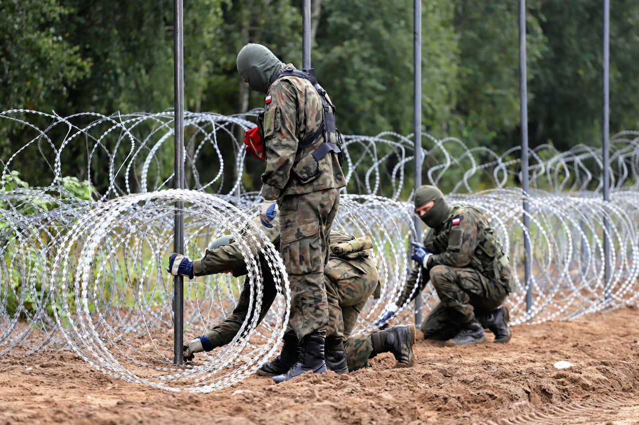 Stan wyjątkowy na granicy z Białorusią. Są pierwsze doniesienia, że migranci sa w stanie pokonać słynny płot