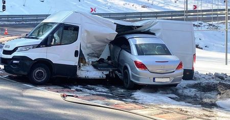 Wbił się w dostawczaka. Policja nie miała litości