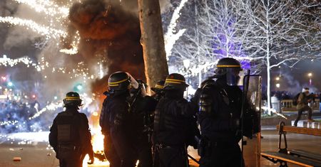Dantejskie sceny w Paryżu. Policja użyła gazu łzawiącego