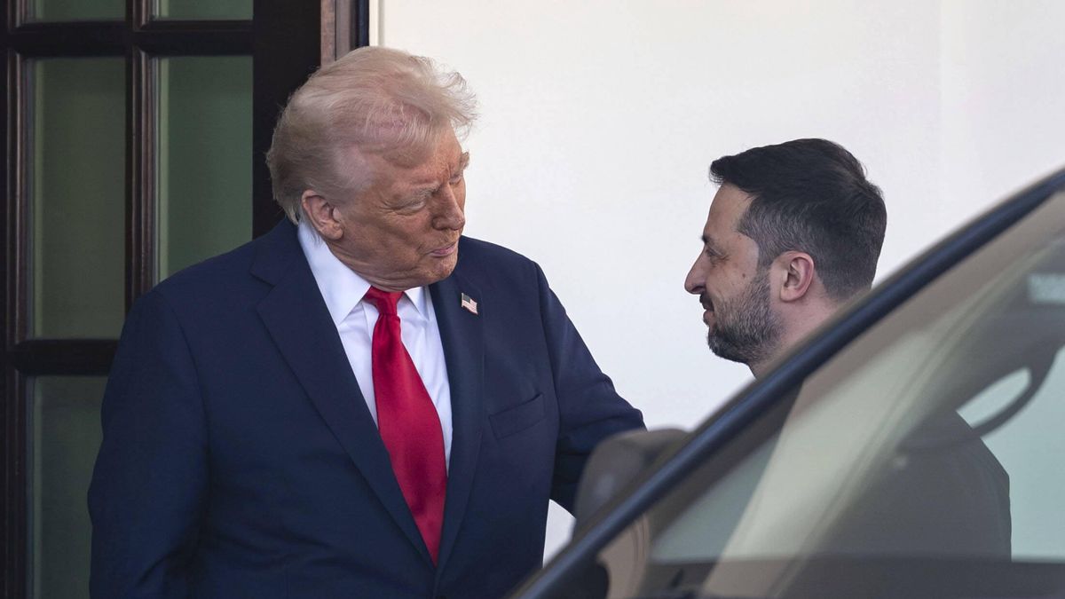 Ukrainian President Zelenskyy Visits the White House in Washington, DC
US President Donald Trump greets President of Ukraine Volodymyr Zelenskyy outside the West Wing of the White House in Washington, DC on Friday, February 28, 2025. Trump and Zelenskyy will meet as part of efforts to end the Russia-Ukraine war. The leaders are expected to sign a deal that exchanges US access to Ukraine's mineral resources for investment and potential Kyiv security guarantees. Photo by Bonnie Cash/UPI Photo via Newscom
Dostawca: PAP/Newscom
BONNIE CASH
Government, Politics, Capitol Hill, washington, DC, Zelenskyy, U, polityk, polityka, prezydenci, prezydent, spotkanie, Stany Zjednoczone, Ukraina, USA, Volodymyr Zelensky, Volodymyr Zelenskyy, wizyta, Wo�odymyr Ze�enski