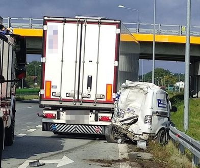 Tragiczny wypadek na S17. TIR zmiażdżył pojazd służby drogowej