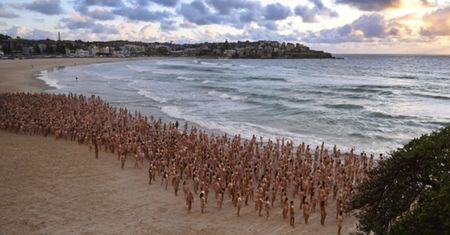 Tysiące Australijczyków zrzuciły odzież. Powód był bardzo ważny
