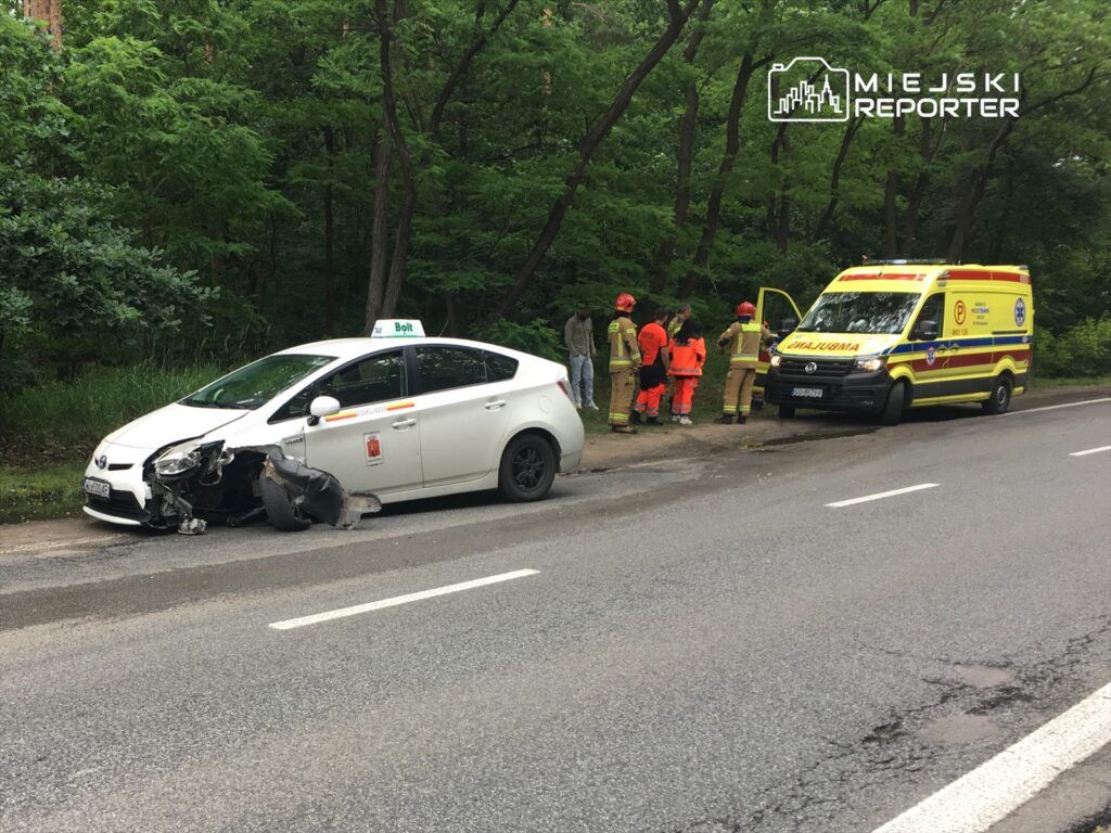 Warszawa. Czołowe zderzenie Bolta i taksówki. Pasażerka z przewozu osób w szpitalu