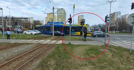Pasażerowie w szoku. Kolejne takie zdarzenie w toruńskim tramwaju