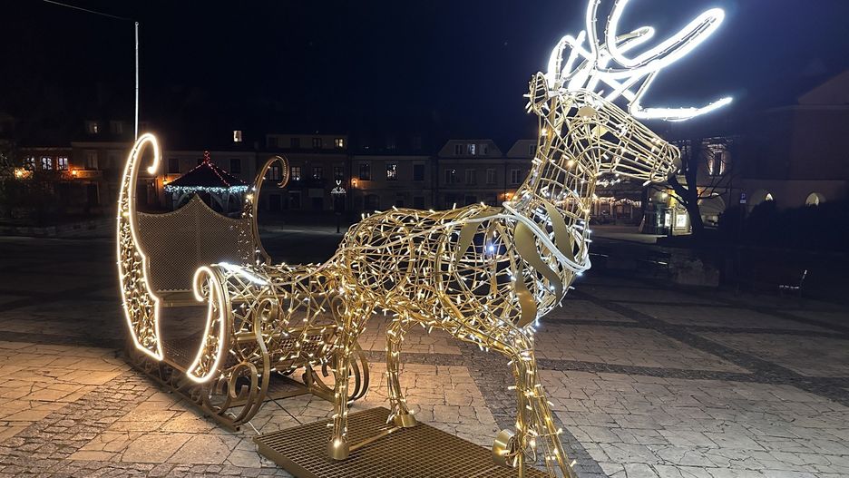 Rynek Starego Miasta rozświetlają kolorowe iluminacje i szopka. Są przepiękne sanie z reniferem.