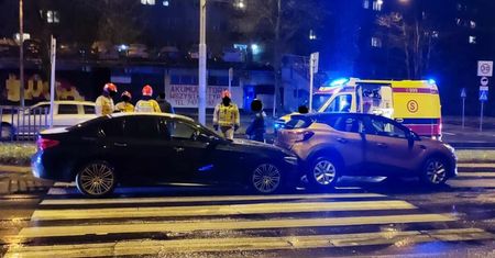 Kierująca renaultem potrąciła dwie osoby na przejściu dla pieszych. Gwałtowne hamowanie zaskoczyło kierowcę BMW