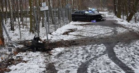 Szalony "rajd" pijanego kierowcy. Audi kolegi wylądowało na drzewie