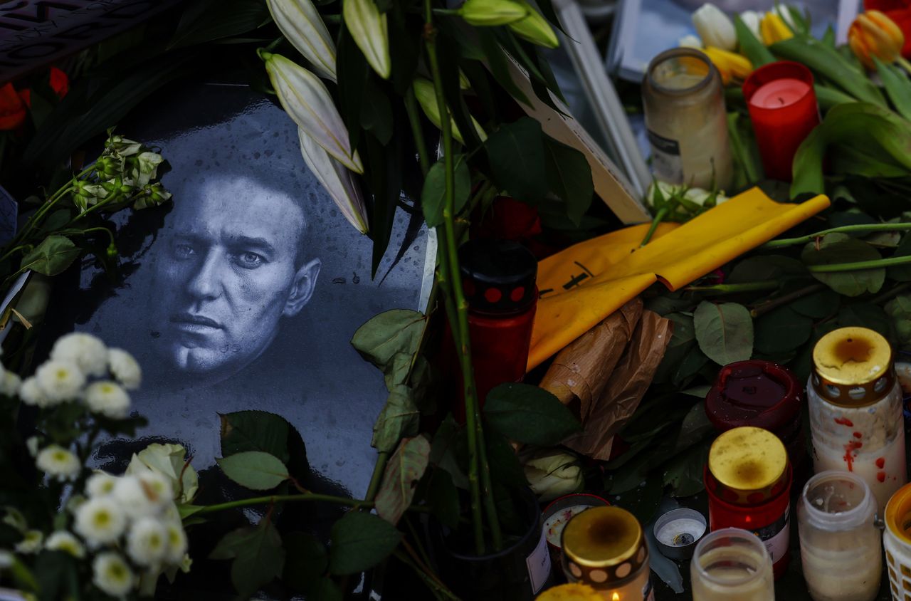 A photo showing late Russian opposition leader Alexei Navalny sits among floral tributes outside the Russian embassy in Berlin, Germany, 21 February 2024. Outspoken Kremlin critic Alexei Navalny died in a penal colony, the Federal Penitentiary Service of the Yamalo-Nenets Autonomous District announced on 16 February 2024. In late 2023 Navalny was transferred to an Arctic penal colony, considered one of the harshest prisons. EPA/HANNIBAL HANSCHKE Dostawca: PAP/EPA.