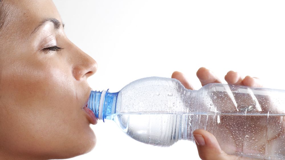 Wielomocz może być wynikiem spożywania dużej ilości płynów.