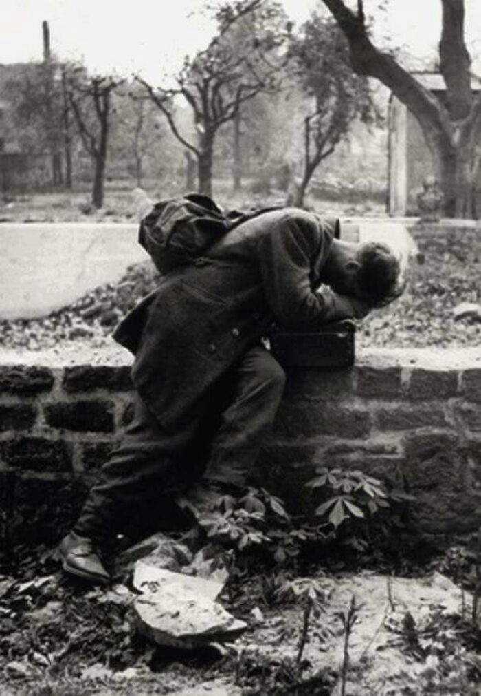 Niemiecki żołnierz po tym, jak dowiedział się, że jego rodziny nie ma już we Frankfurcie (1946).
