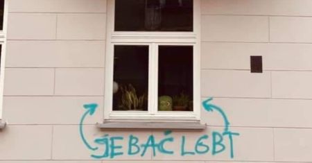 Homofobiczny napis na warszawskiej kamienicy. Historia, która daje nadzieję