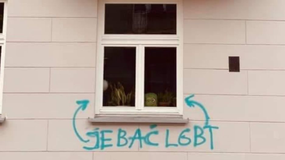 Homofobiczny napis na warszawskiej kamienicy 