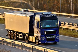 Rosja zamknie drogi polskim tirom? Polityk domaga się też odszkodowania i ziem