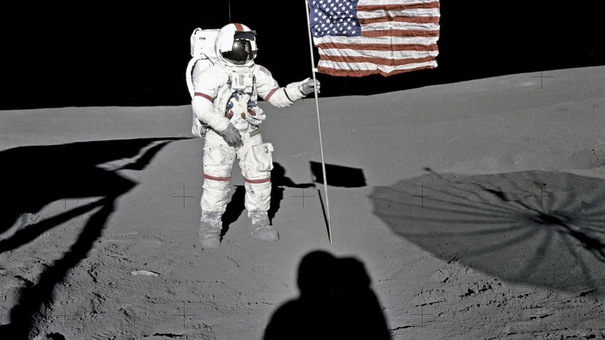 Pierwsze raz człowiek postawił stopę na srebrnym globie w roku 1