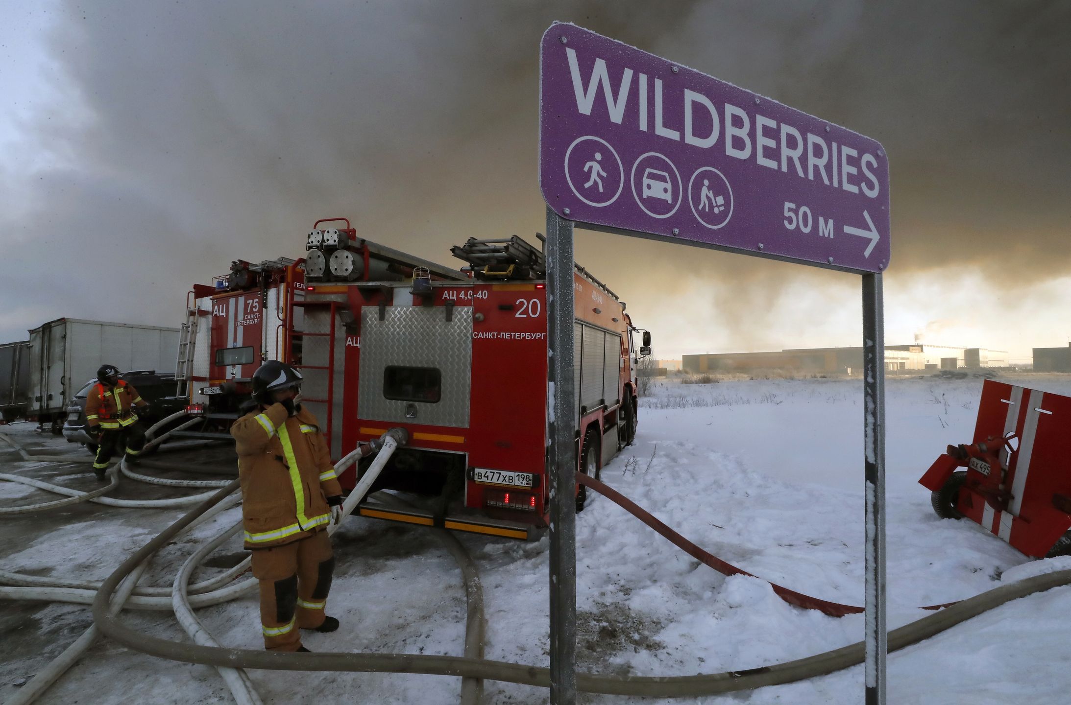 Strażacy walczą z pożarem w magazynie Wildberries