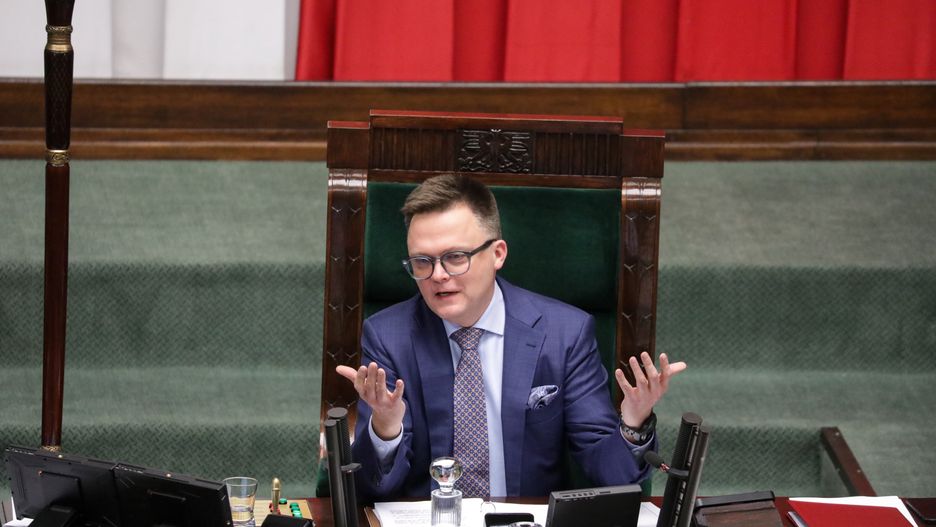 Warszawa, 07.12.2023. Marszałek Sejmu Szymon Hołownia na sali obrad izby w Warszawie, 7 bm. Sejm kontynuuje obrady. Posłowie zajmują się m.in. sprawozdaniem komisji o poselskim projekcie ustawy o zmianie ustaw w celu wsparcia odbiorców energii elektrycznej, paliw gazowych i ciepła. (amb) PAP/Tomasz Gzell