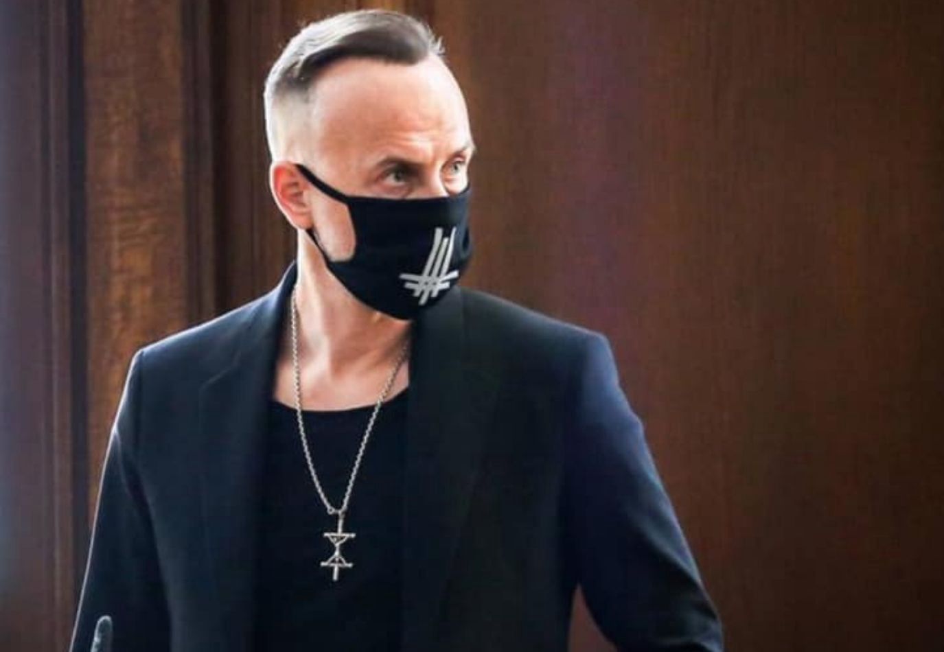 Podeptał obraz z Maryją. Nergal ma kłopoty