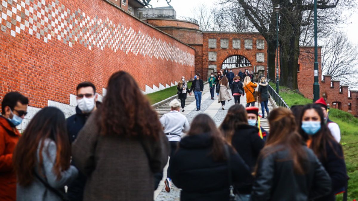 Turyści, którzy przyjeżdżają do Krakowa, muszą mieć się na baczności. W mieście nie brakuje oszustów, udających licencjonowanych przewodników (zdjęcie ilustracyjne)