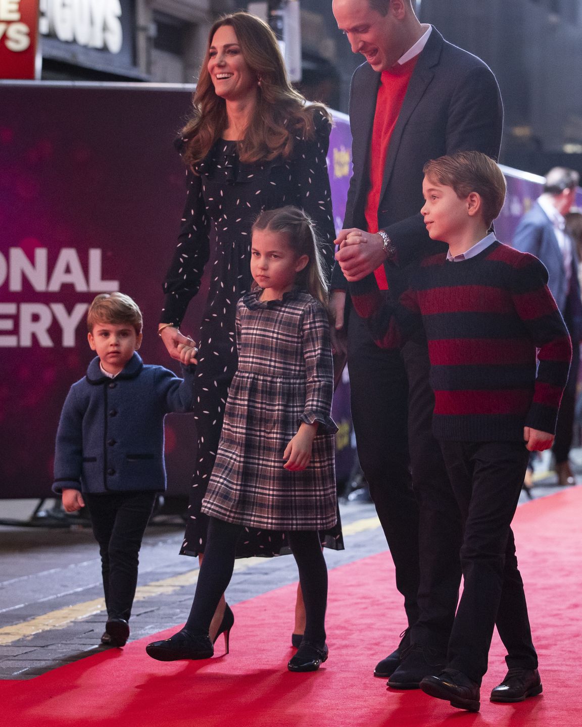 Książę William i księżna Kate z dziećmi na przedstawieniu