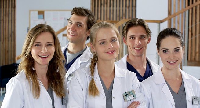 Przemysław Cypryański, Julia Wieniawa, Marek Siudym i Olga Bończyk w „Lekarzach na start”