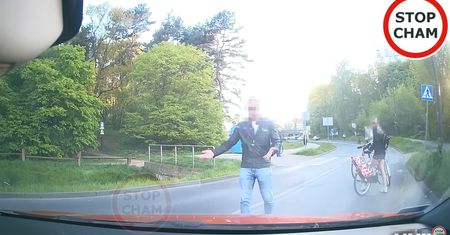 Rowerzyście puściły nerwy, bo kierowca na niego zatrąbił. Potem zablokował ruch, by dyskutować