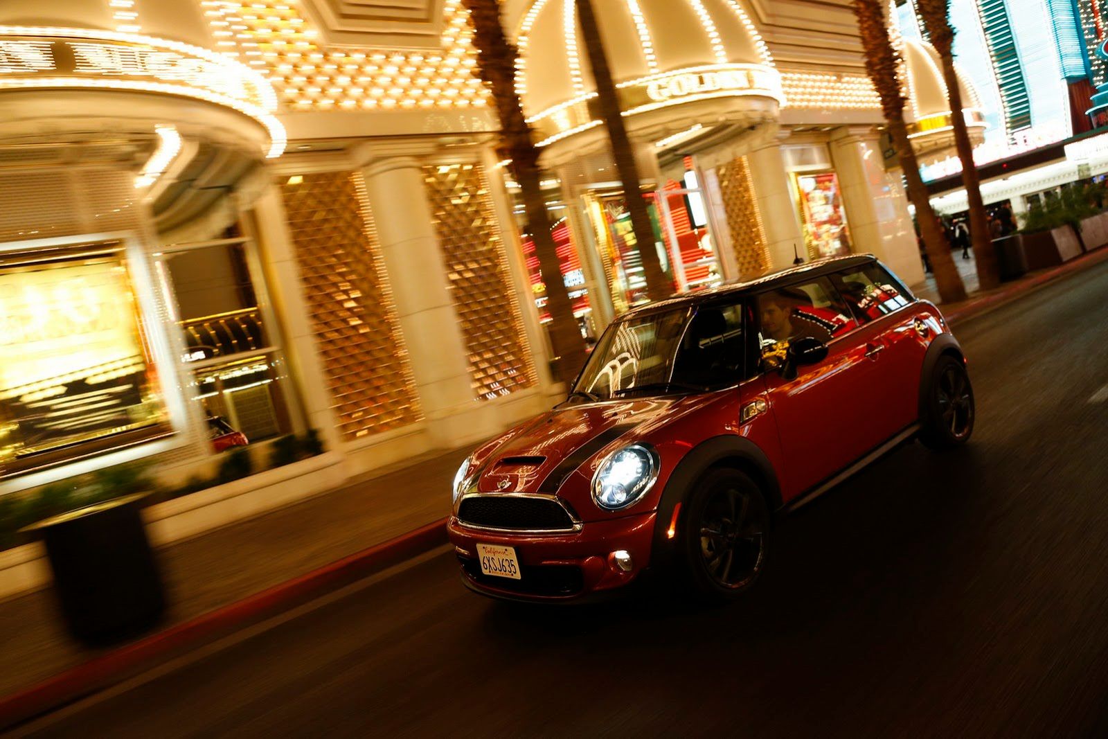 Galeria Mini jako celebracja sprzedaży półmilionowego egzemplarza w USA 211