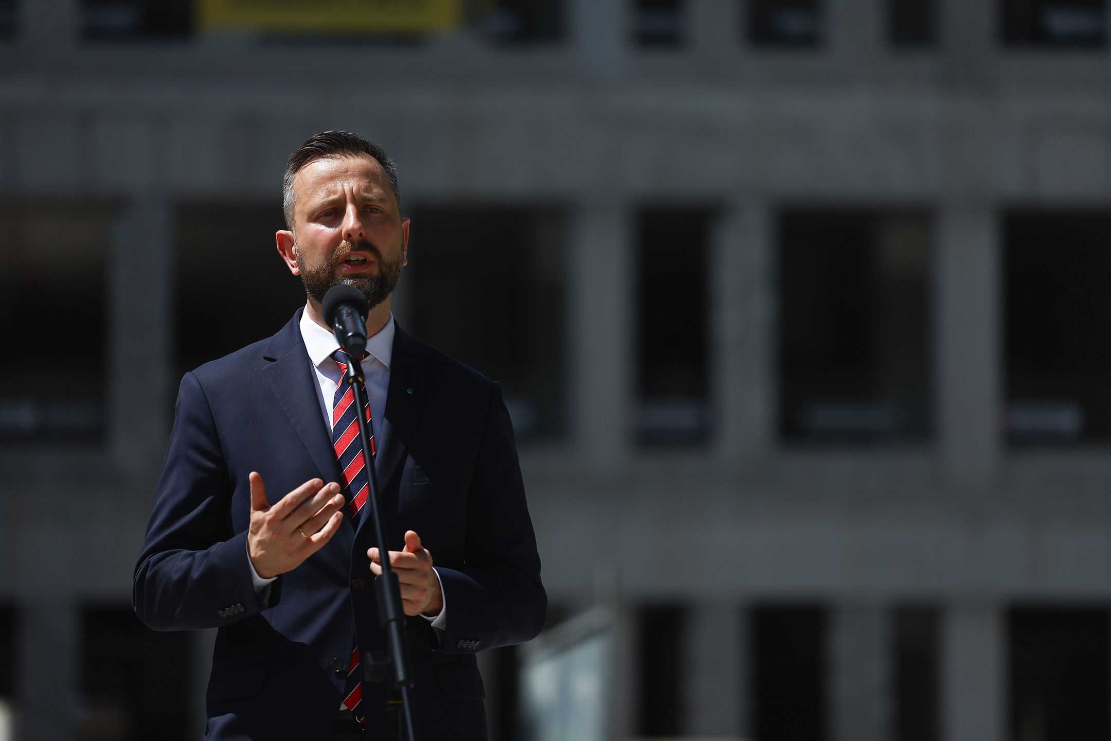 Kraków, 24.05.2024. Wicepremier, minister obrony narodowej Władysław Kosiniak-Kamysz podczas wizyty w 5. Wojskowym Szpitalu Klinicznym z Polikliniką SPZOZ, 24 bm. w Krakowie. (sko) PAP/Art Service