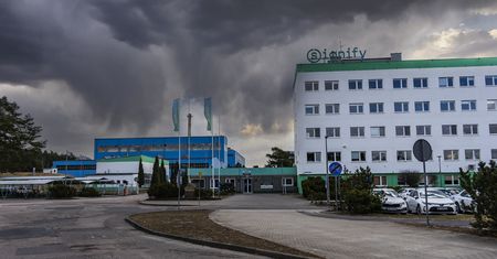 Piła: Czarne chmury nad pracownikami Signify. Firma chce zwolnić prawie 300 pracowników