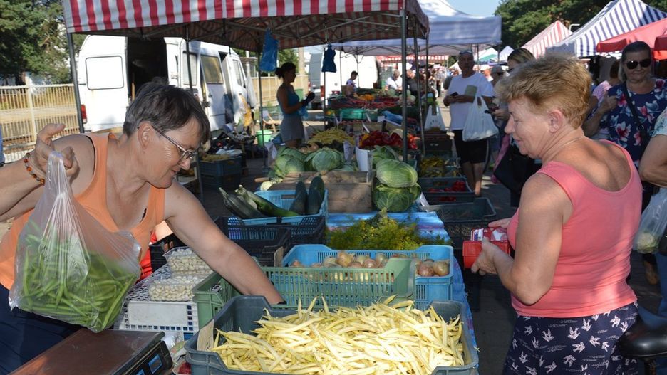 Owoce i warzywa na na placu targowym w Stalowej Woli