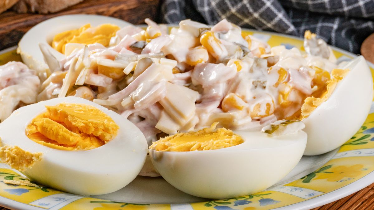 Ta sałatka świetnie sprawdzi się jako dodatek do jajek