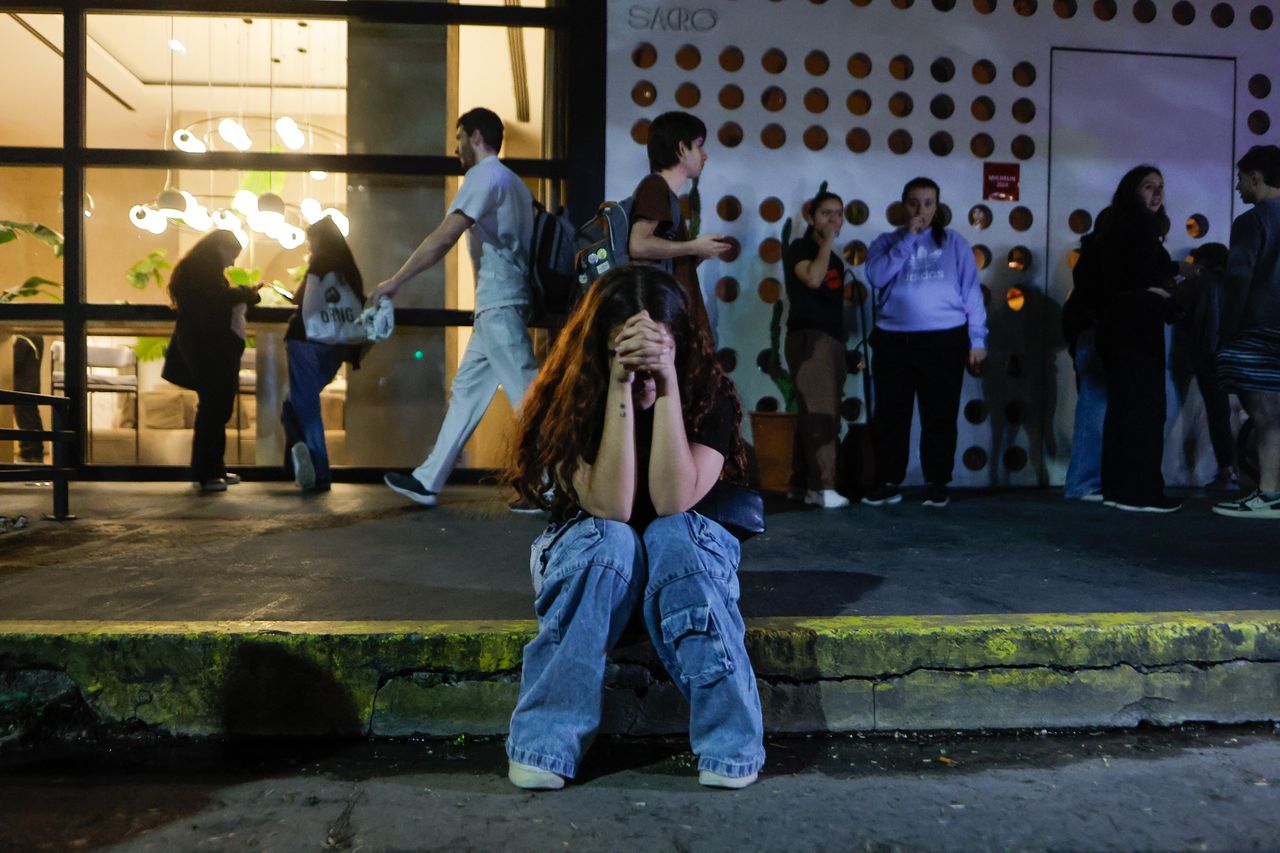 epaselect epa11663479 Fans of singer Liam Payne react after the singer died, in Palermo, in Buenos Aires, Argentina, 16 October 2024. Liam Payne, former member of the British band One Direction, died on 16 October in Buenos Aires after falling from the third floor of a hotel, according to official sources. EPA/JUAN IGNACIO RONCORONI Dostawca: PAP/EPA.