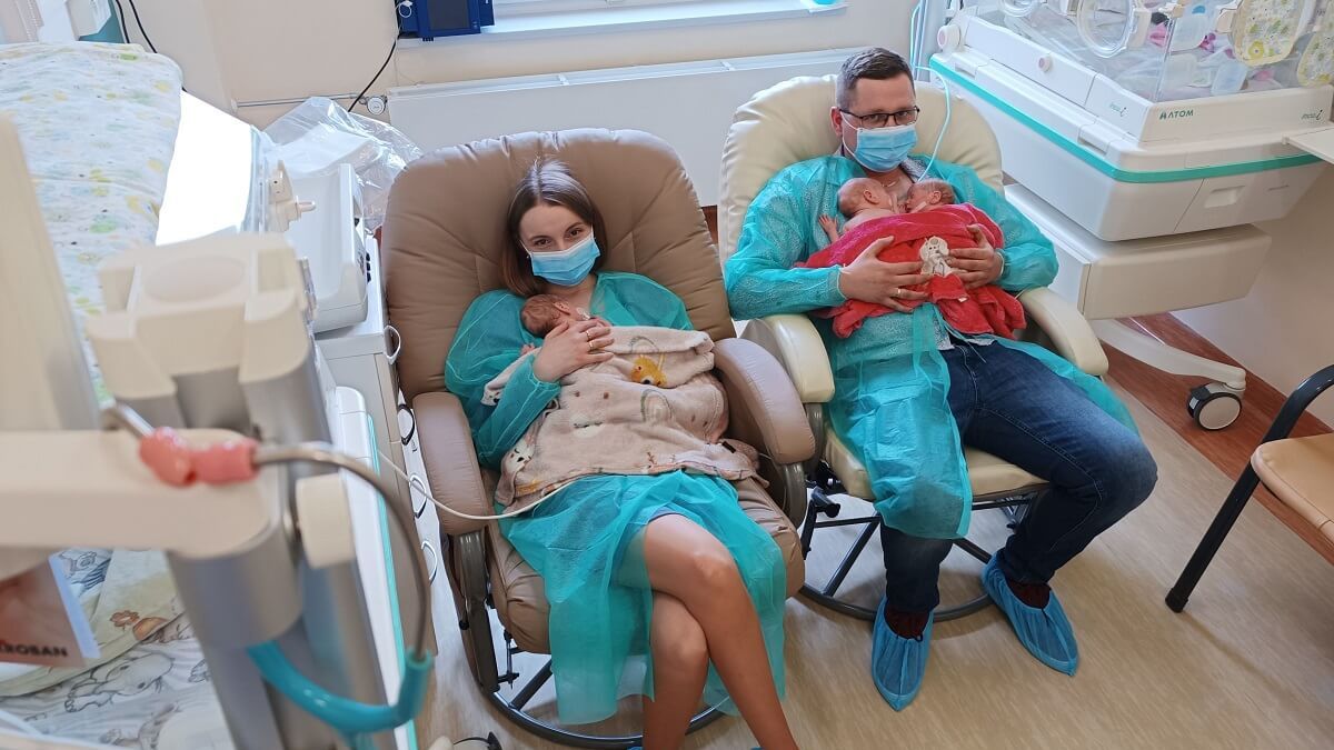 Trojaczki z rodzicami w sali neonatologicznej w SPSK 4 w Lublinie