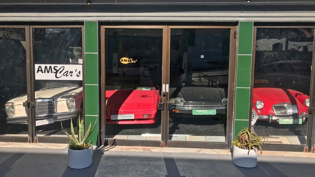 Wygląda jak komis, a w środku prawdziwe perełki motoryzacji