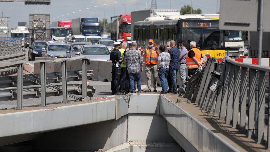 Warszawa. Po wypadku autobusu na S8 trwają prace nad przywróceniem normalnego ruchu