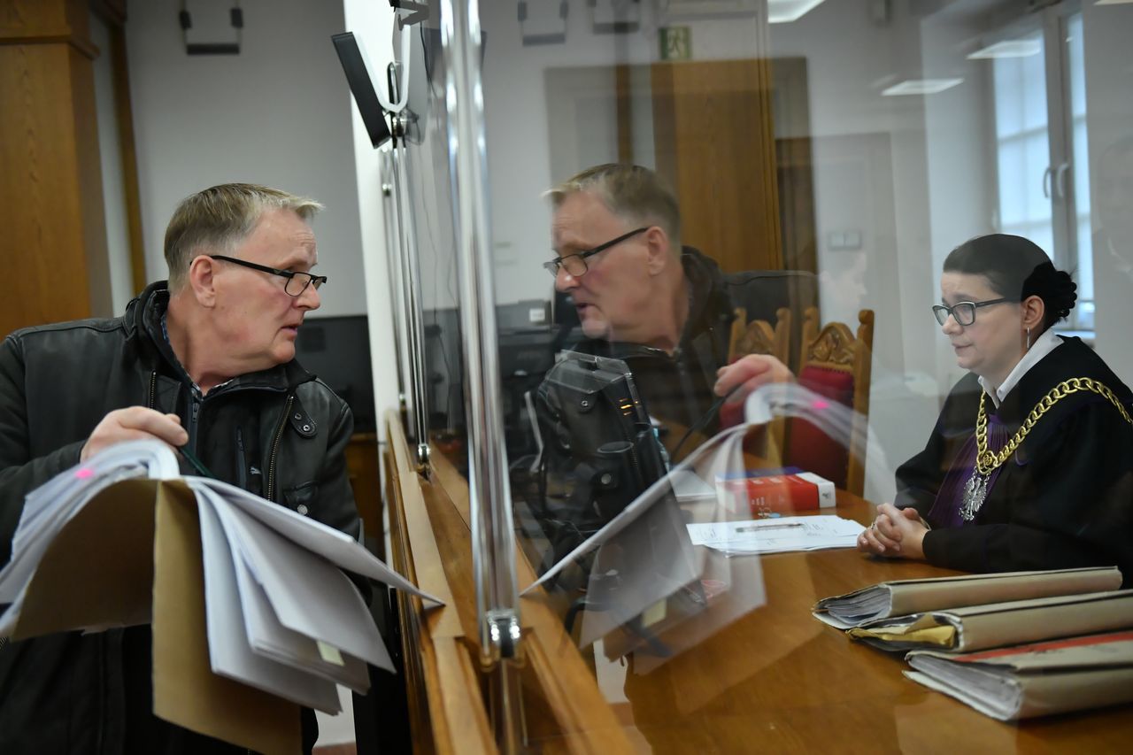 Były senator Waldemar Bonkowski (L) i sędzia Krystyna Lemańczyk-Brzoskowska (P) na sali rozpraw Sądu Rejonowego w Kościerzynie