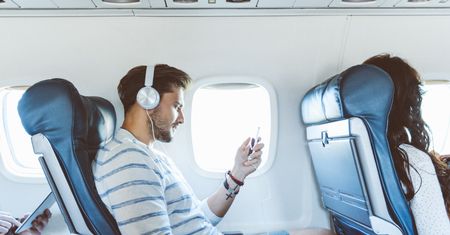 Będziemy latać z internetem. Tryb samolotowy w UE odchodzi do lamusa