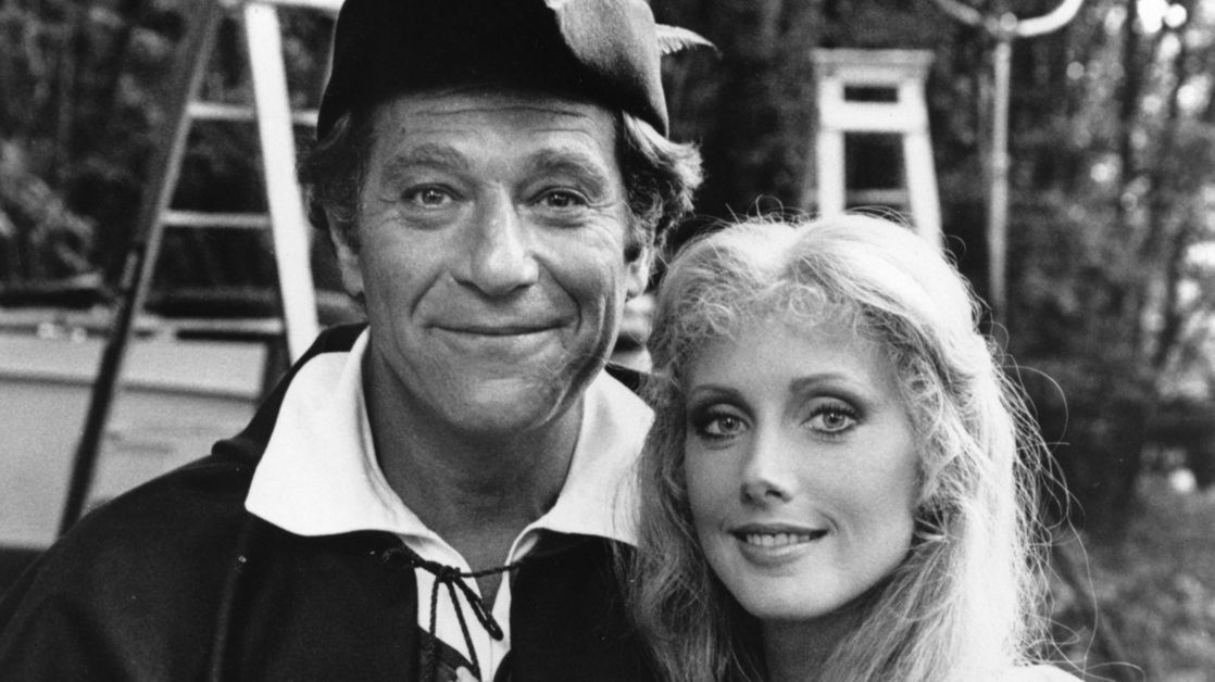 George Segal w filmie "Zwariowane przygody Robin Hooda". Na zdjęciu z aktorką Morgan Fairchild.