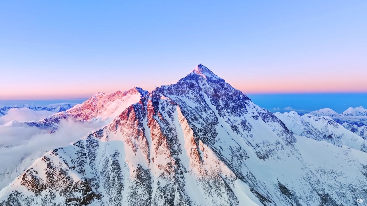 Przeleciał dronem ponad Mount Everest. To trzeba zobaczyć
