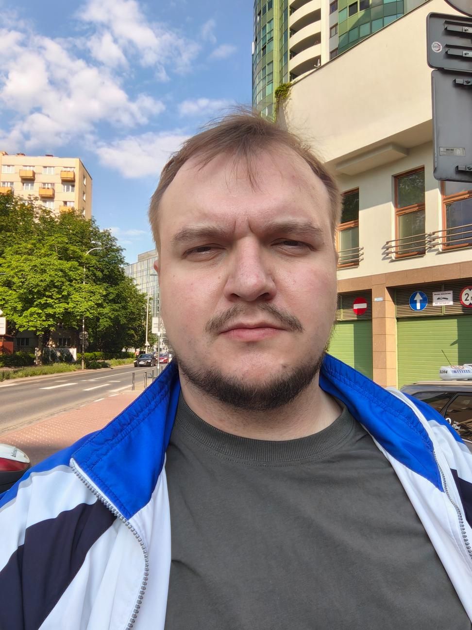 Zdjęcia z aparatów w ekranach motoroli razr fold