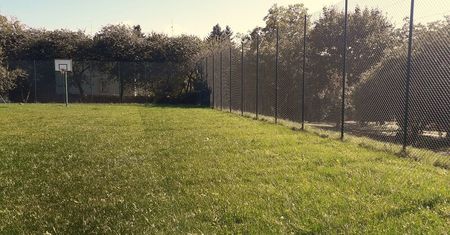 Był trawiasty plac, będzie boisko do koszykówki. Nie będzie trzeba już kosić trawy