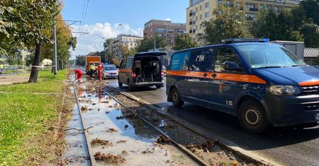 Warszawa. Awaria wodociągu w okolicach Al. Waszyngtona i Kinowej