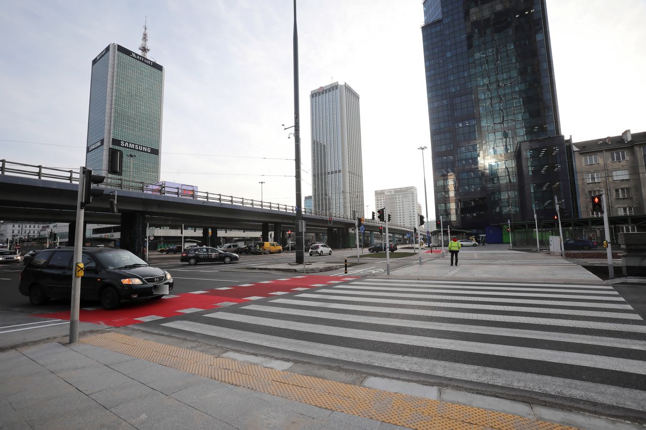 Warszawa. Wypadek na rondzie Czterdziestolatka. Karetka zderzyła się z samochodem