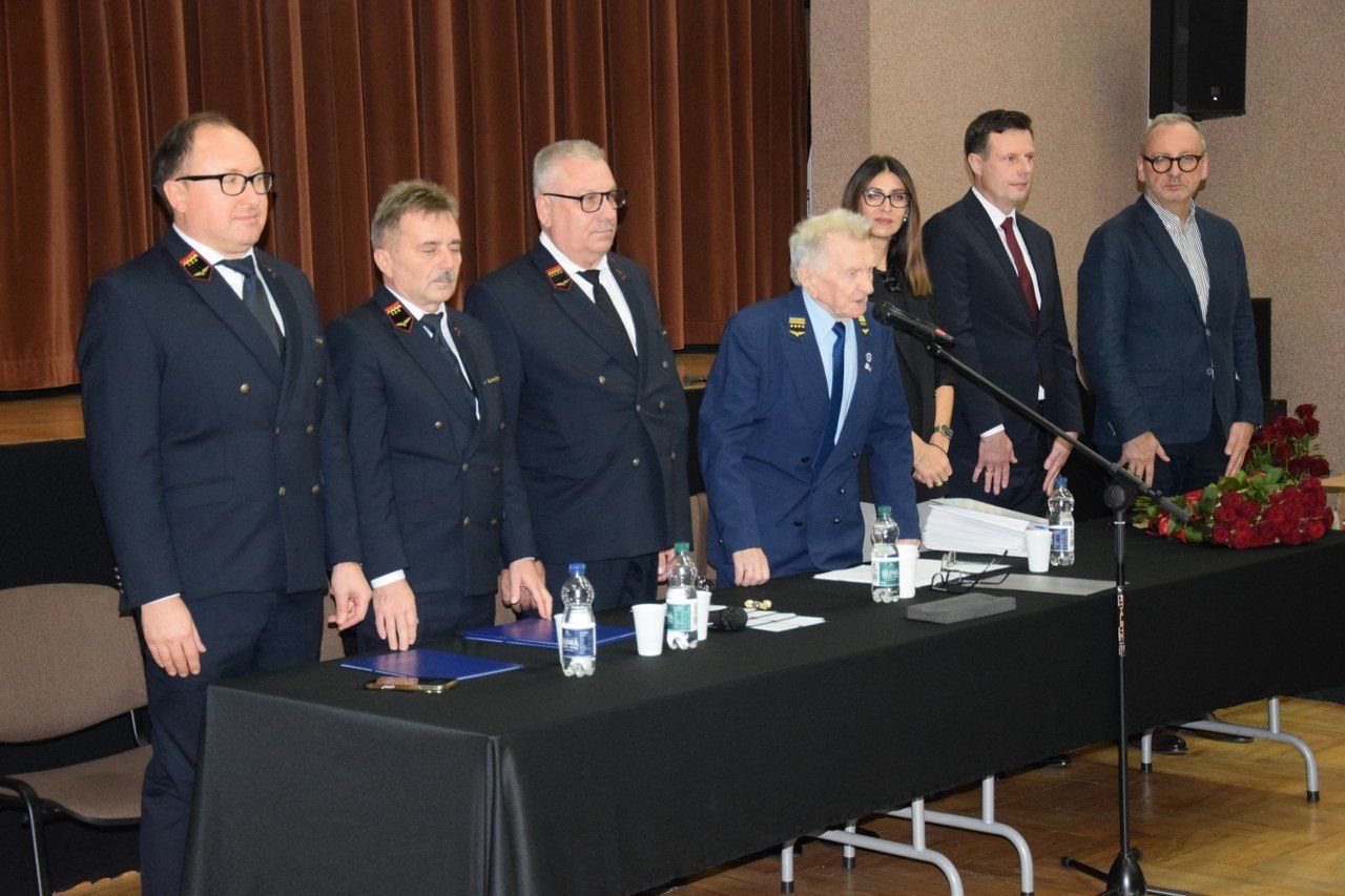 Emerytowani pracownicy PKP Zduńska Wola Karsznice odebrali odznaczenia i pamiątkowe listy