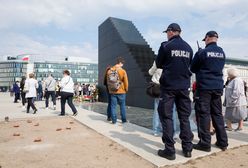 Służba przy pomnikach. "Cieciówa przy schodach"