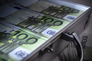 Policja w Lizbonie przejęła walizkę z milionem euro. Trop prowadzi do mafii