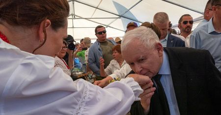Wieś tańczy, śpiewa, je i pije za pieniądze od państwowych instytucji. Ósmy sponsor: bank