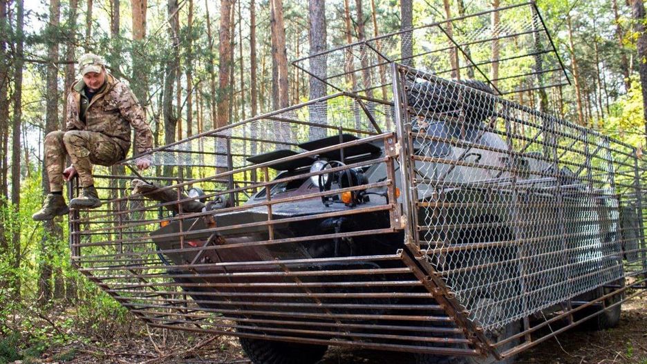 Opancerzony wóz rozpoznawczy  BRDM-2 z klatką antydronową